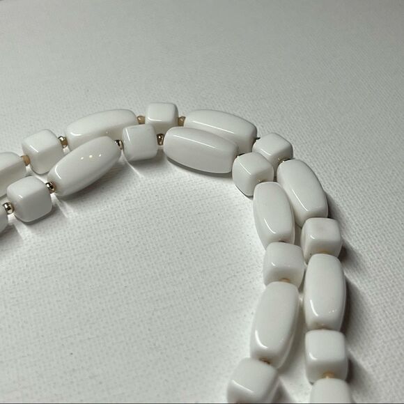 VintageβDemiβParureβWhiteβBeadedβNecklaceΒ w/βMatchingβHookβEarrings - Picture 3 of 11
